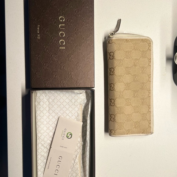 Gucci Beige Monogram Wallet - Picture 2 of 3